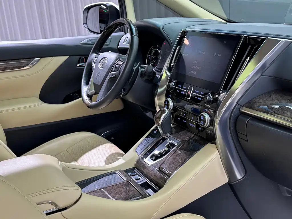 Toyota Alphard — миниатюра 34