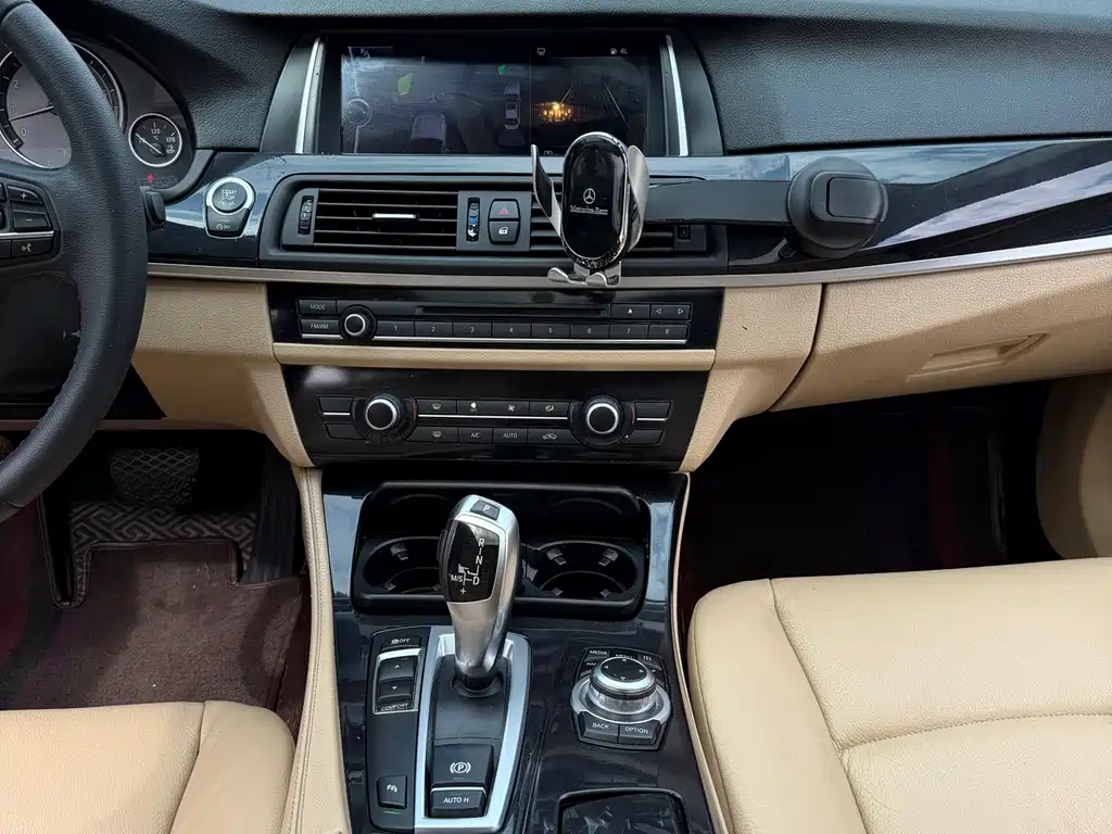 BMW 5 Series — миниатюра 13