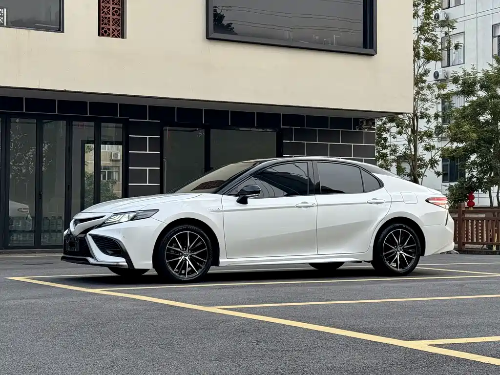 Toyota Camry — миниатюра 2