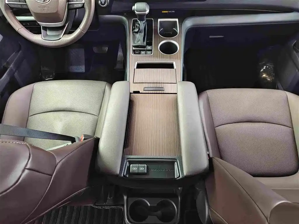 Toyota Granvia — миниатюра 13