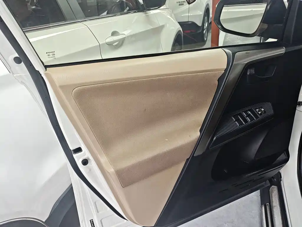 Toyota RAV4 — миниатюра 8