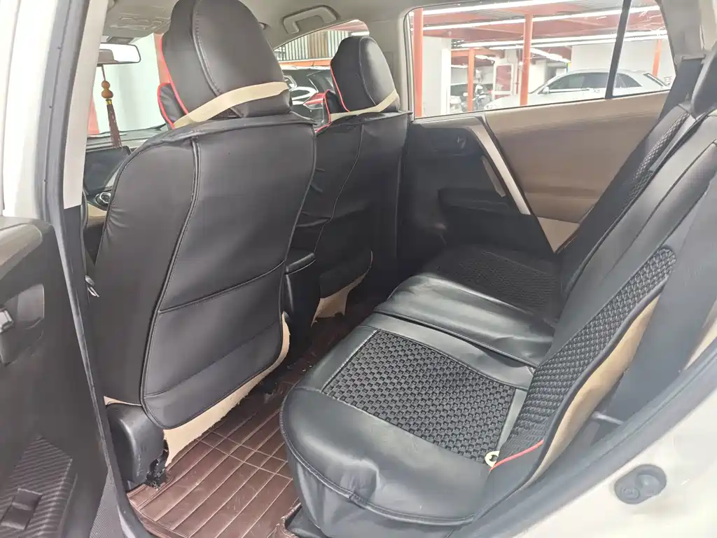 Toyota RAV4 — миниатюра 9