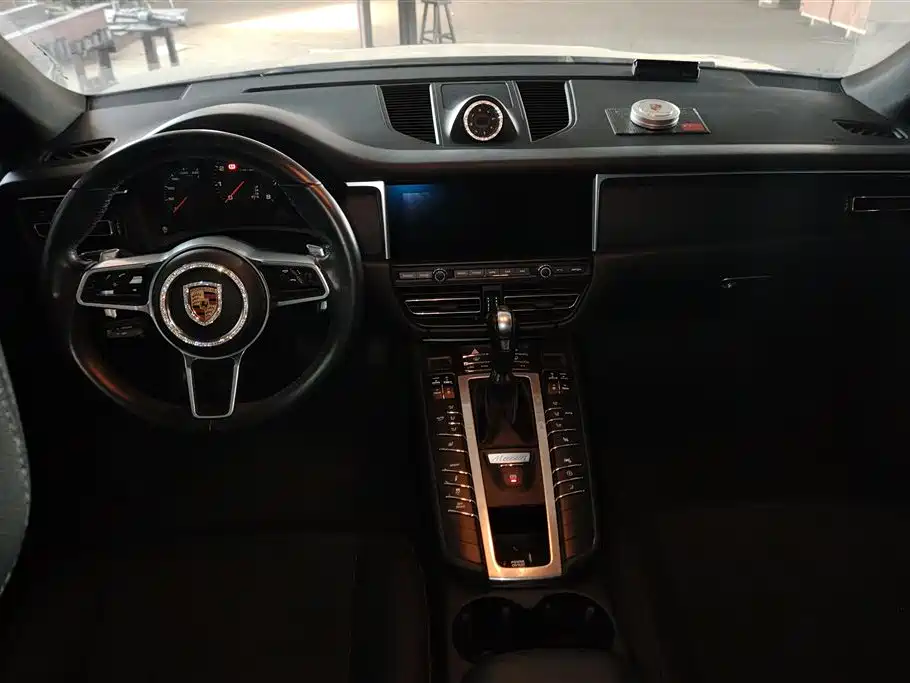PORSCHE MACAN