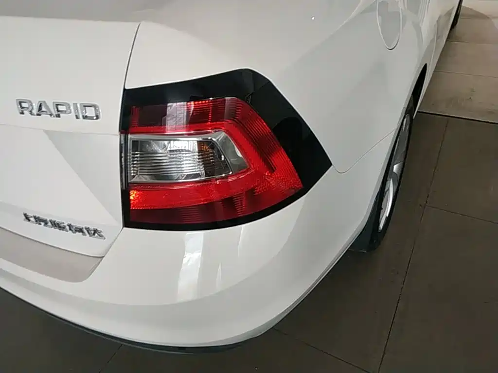 Skoda Rapid — миниатюра 8