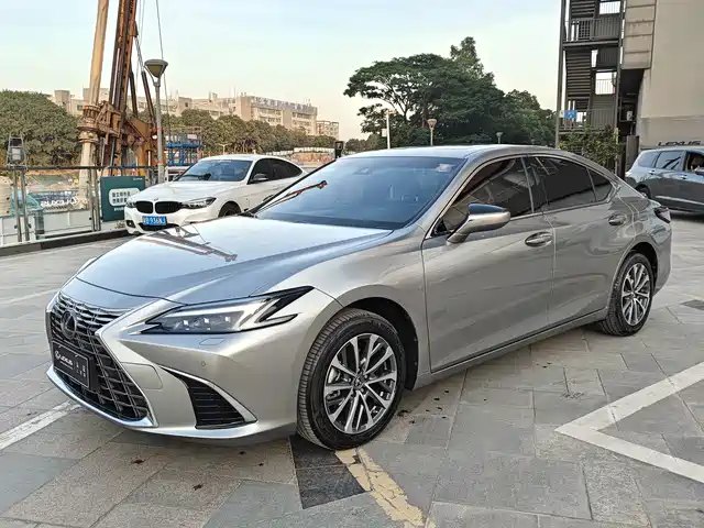 LEXUS ES 2025