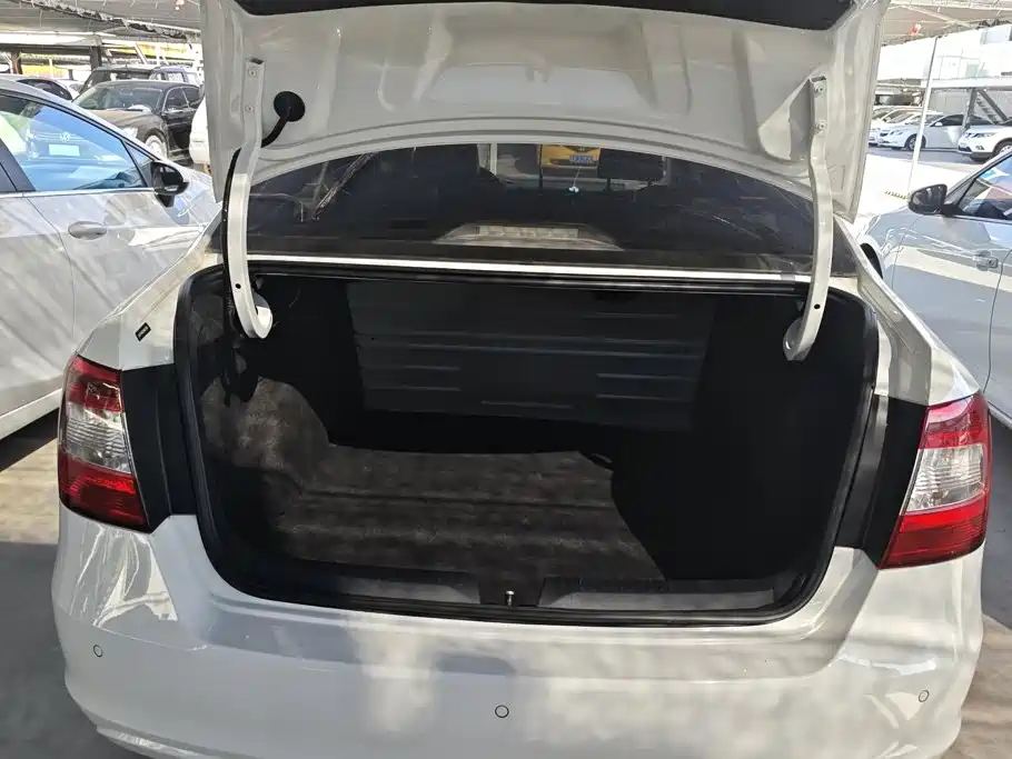 Skoda Rapid — миниатюра 4