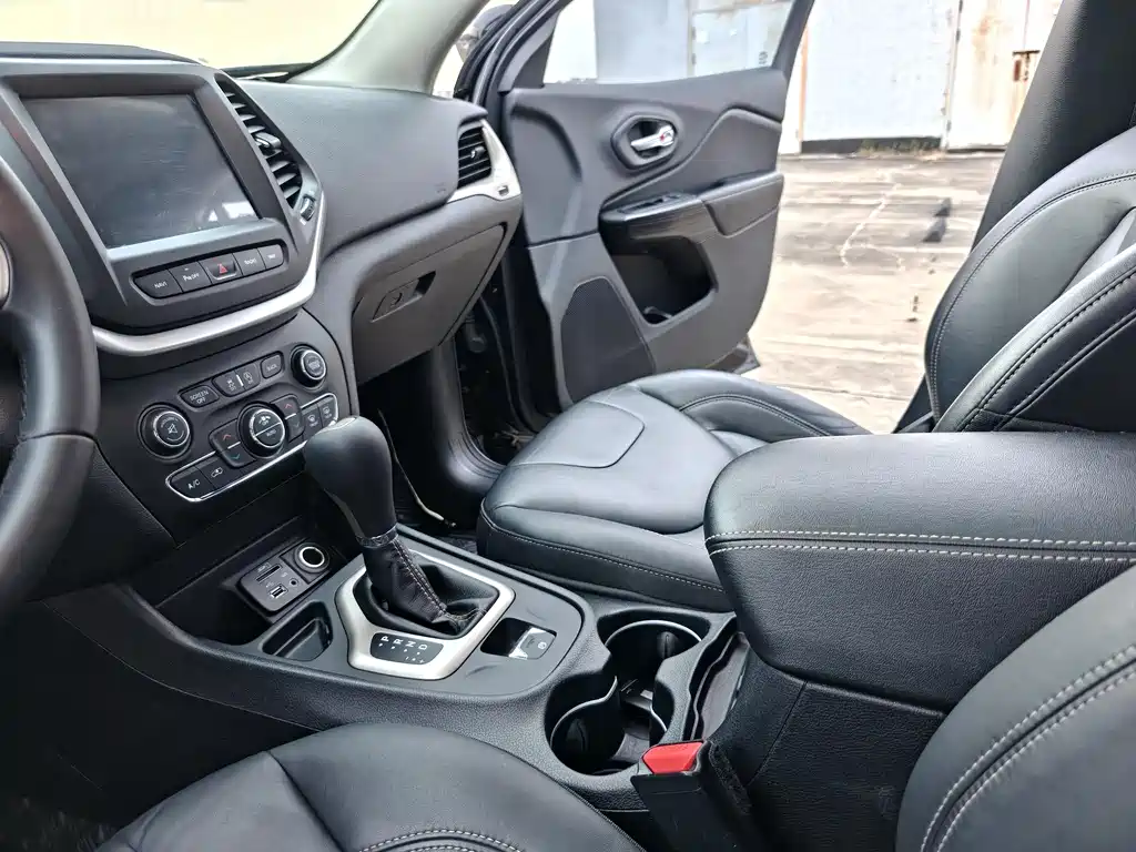 Jeep Cherokee 2.4L Leading Edition, фото 10