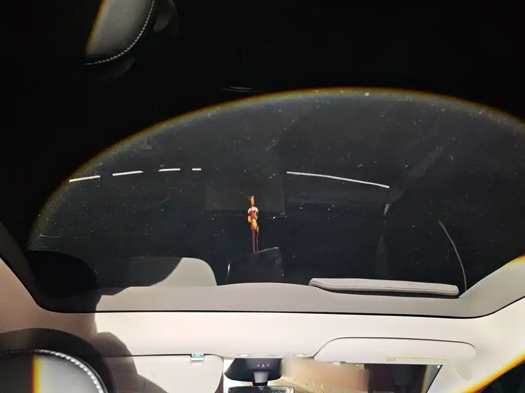 Tesla Model Y — миниатюра 9