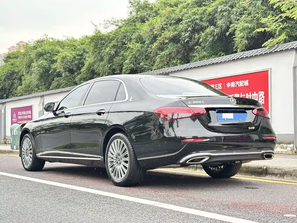Mercedes-Benz E-Class — миниатюра 11