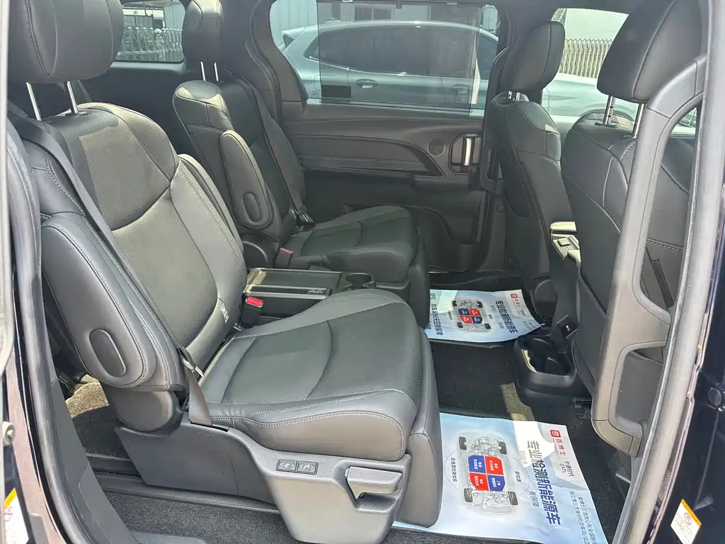 Toyota Sienna — миниатюра 10