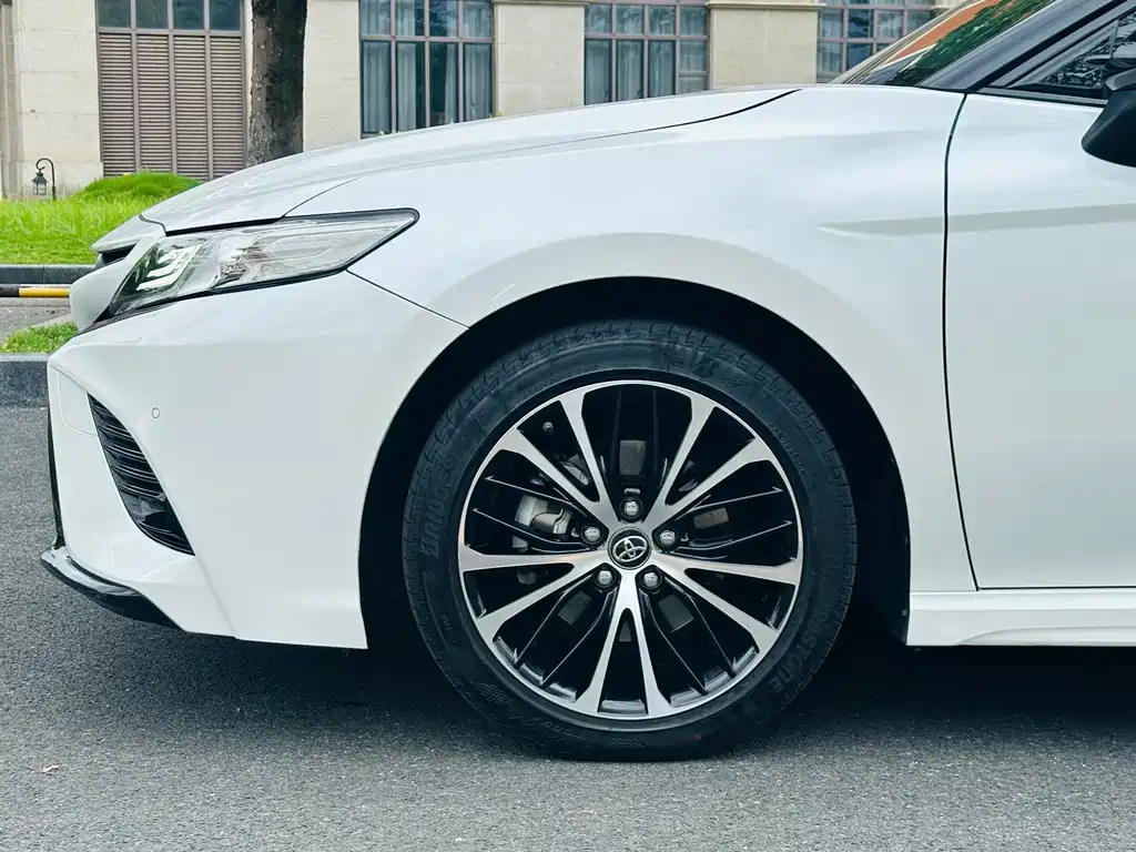 Toyota Camry — миниатюра 12