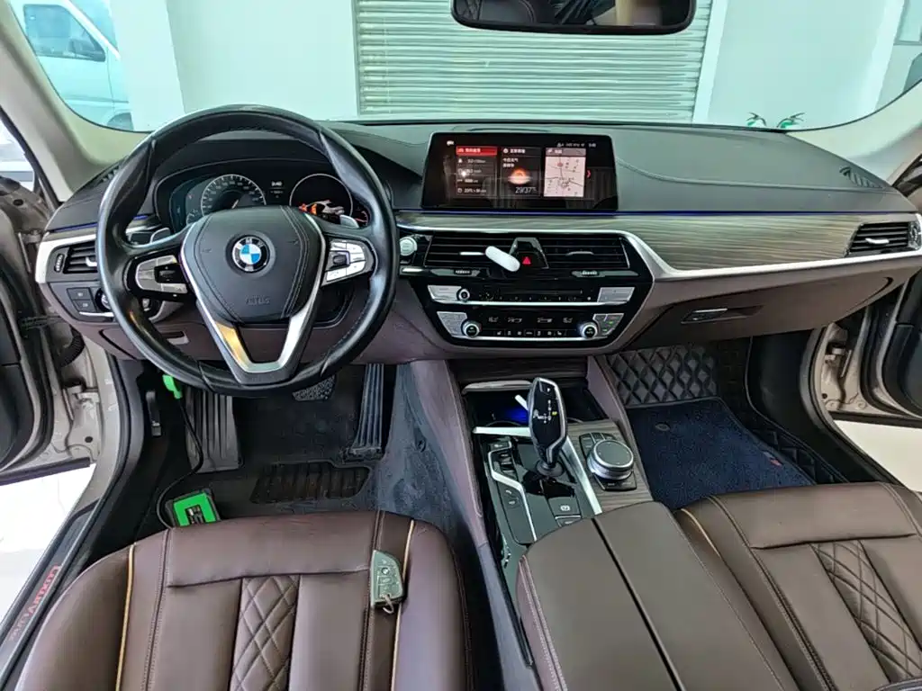 BMW 5 Series — миниатюра 10