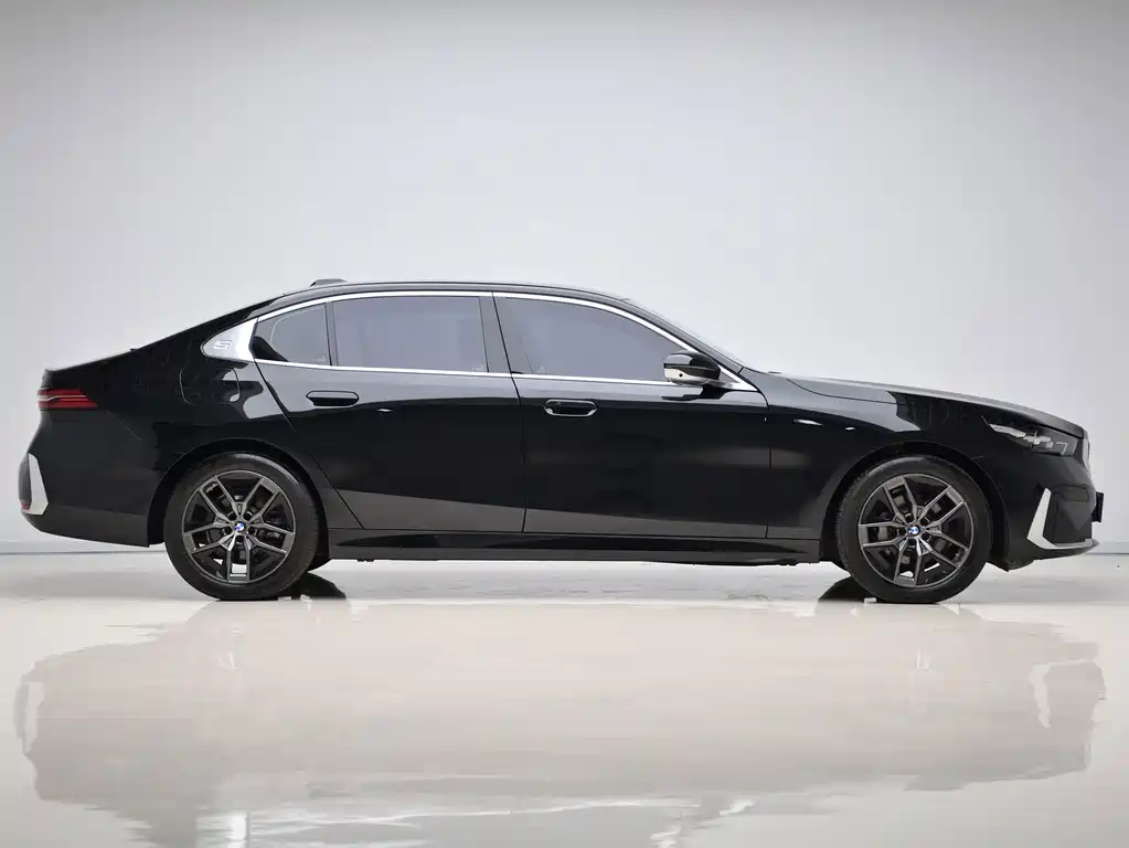 BMW 5 Series — миниатюра 8