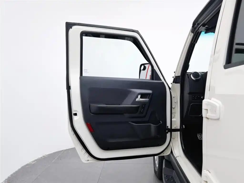 BAIC BJ40 2016 40L 2.0T MT Luxury