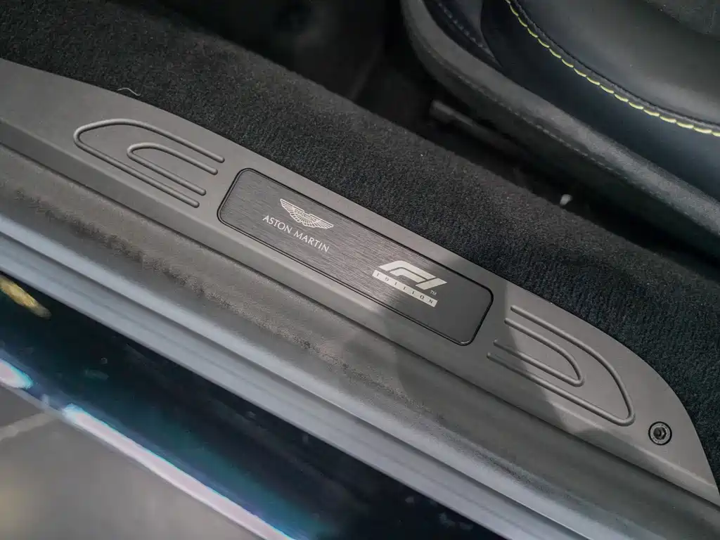 Aston Martin V8 Vantage — миниатюра 8