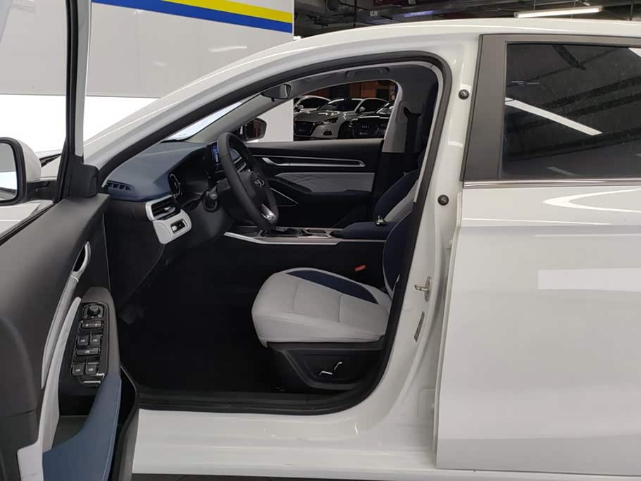 Geely Emgrand 1.5 л 2022 г. Белый, пробег 18800 км