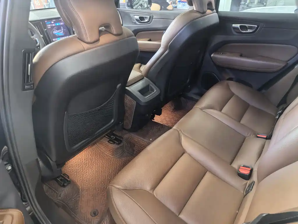 Volvo XC60 2023 B5 Luxury