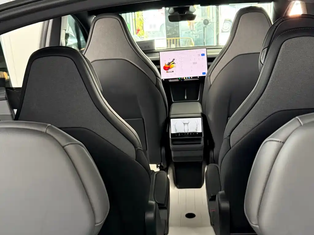 Tesla Model Y L — миниатюра 9