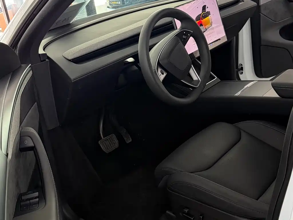 Tesla Model Y L — миниатюра 6