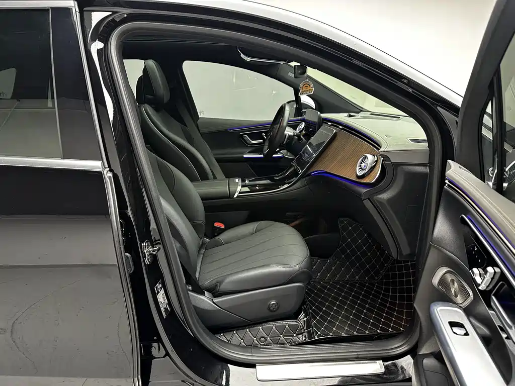 Mercedes-Benz EQE SUV — миниатюра 10