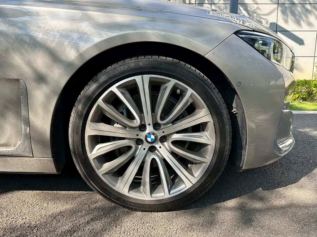BMW 7 Series — миниатюра 14