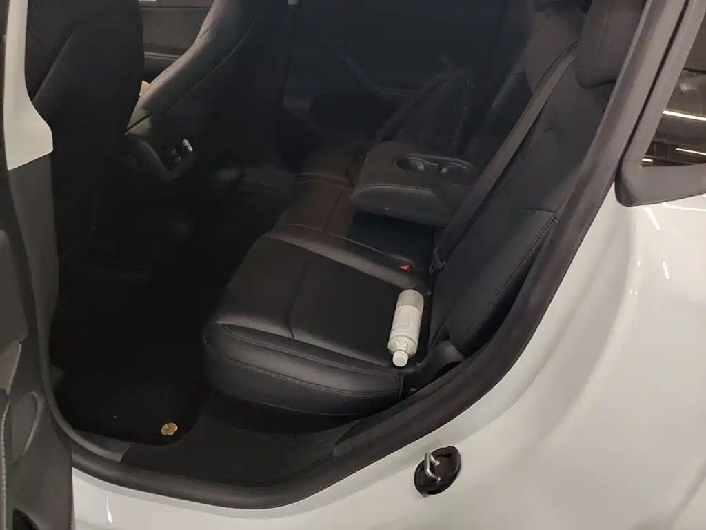 Tesla Model Y — миниатюра 17