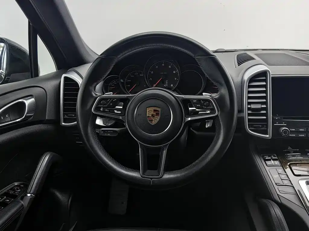 Porsche Cayenne — миниатюра 13