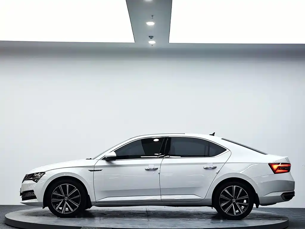 Skoda Superb — миниатюра 5