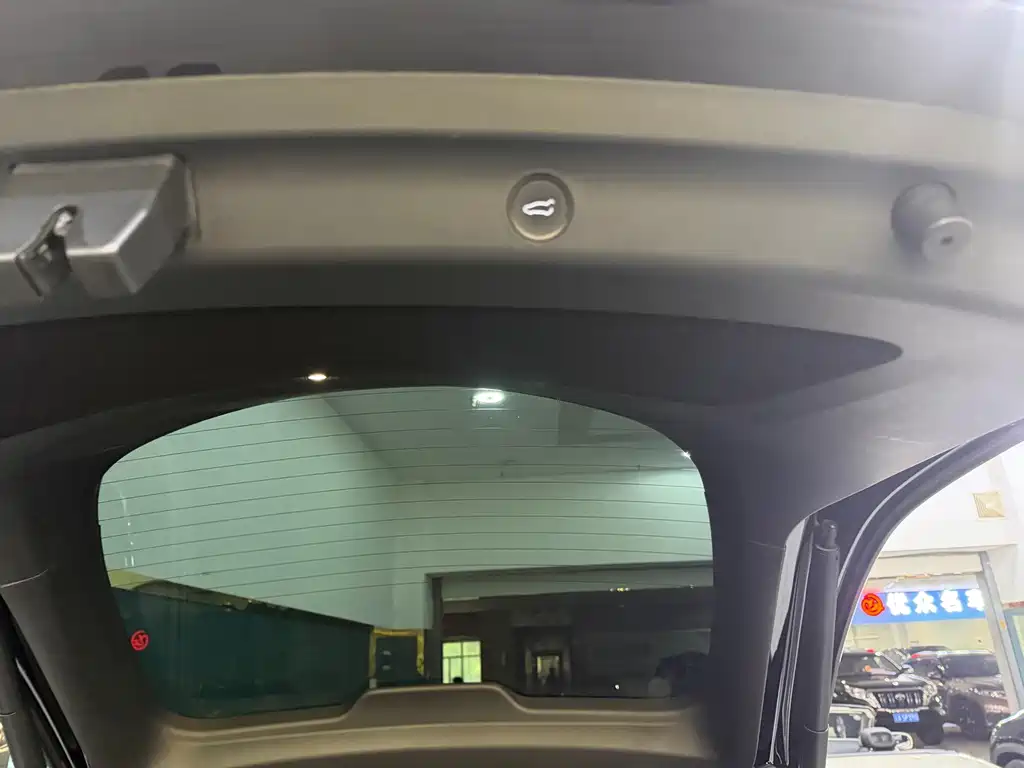 Tesla Model Y — миниатюра 10