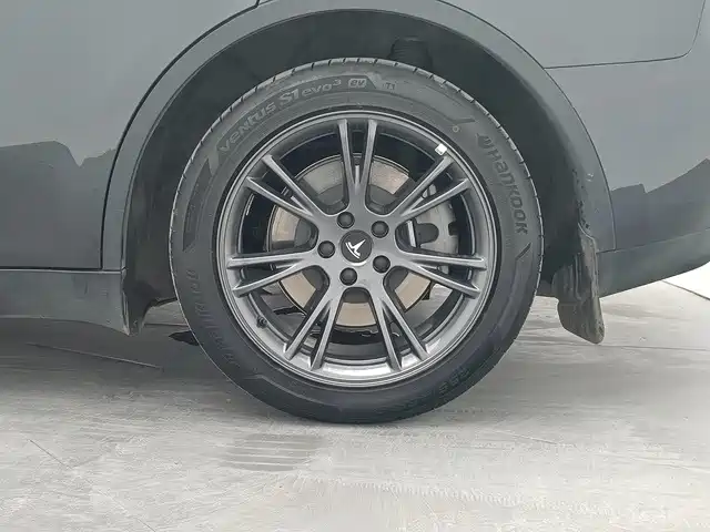Tesla Model Y — миниатюра 10