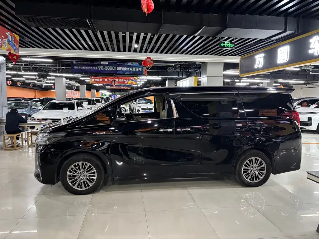 Toyota Alphard — миниатюра 3