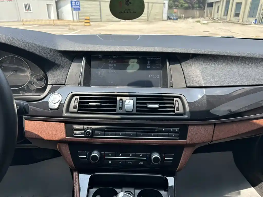 BMW 5 Series — миниатюра 12