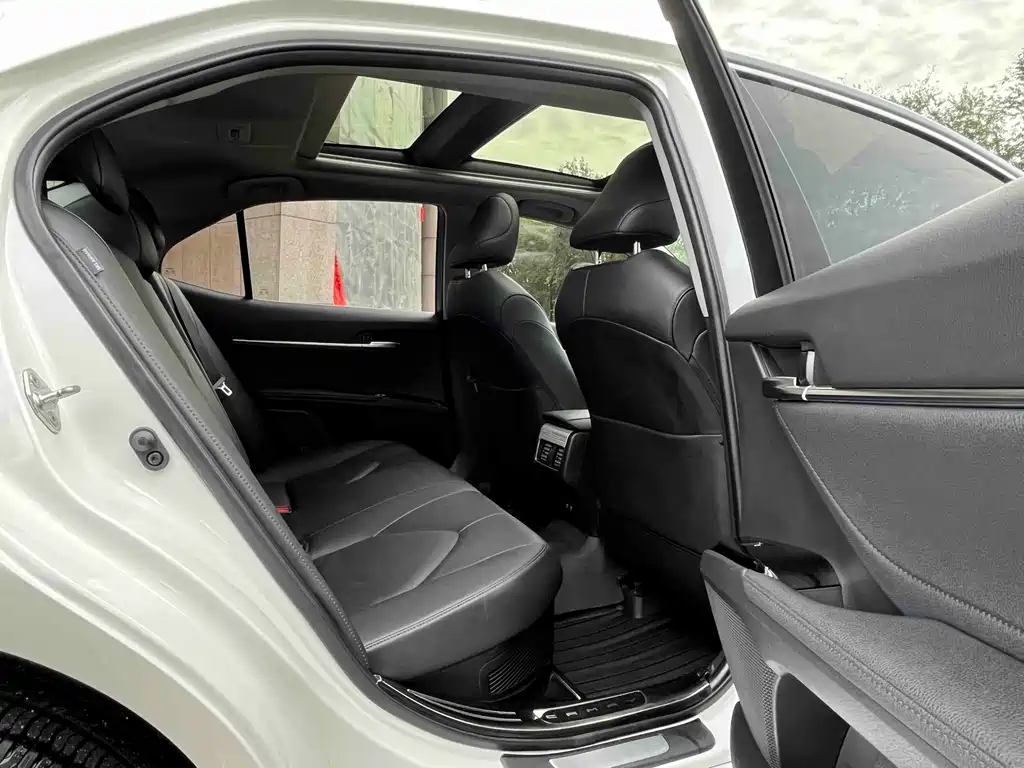 Toyota Camry — миниатюра 16