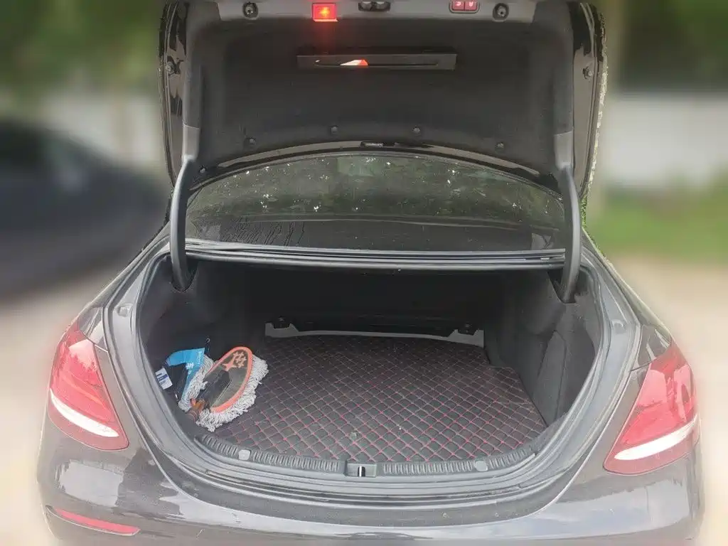 Mercedes-Benz E-Class — миниатюра 16
