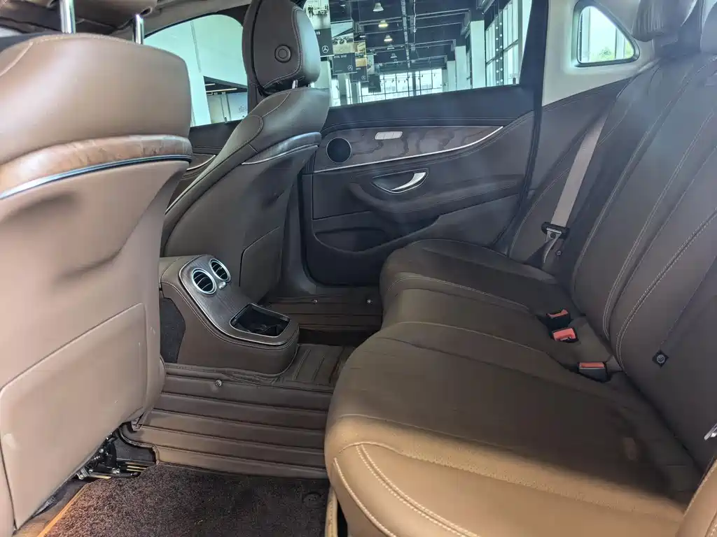 Mercedes-Benz E-Class — миниатюра 7