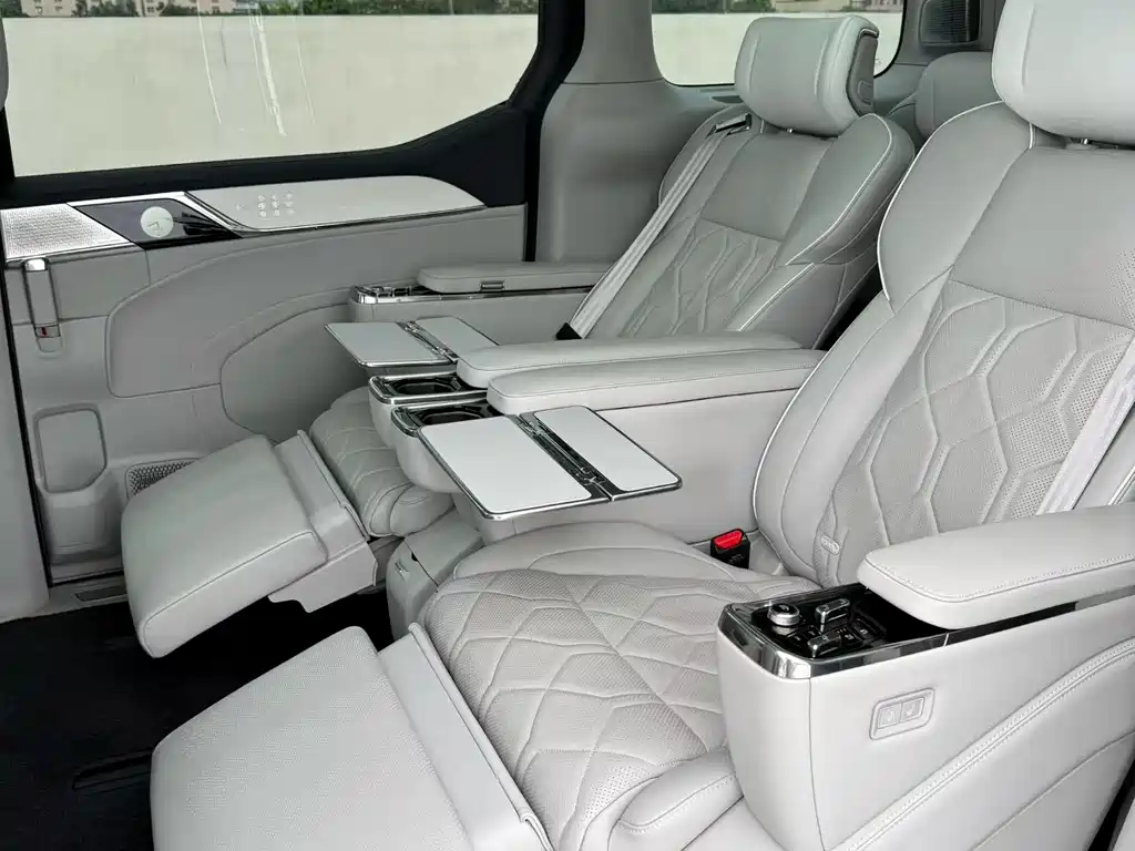 Volvo EM90 2025 Ultra мест