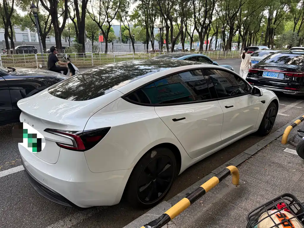 Tesla Model 3 — миниатюра 9
