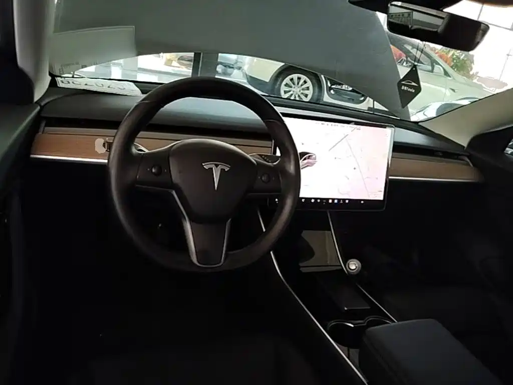 Tesla Model 3 — миниатюра 10
