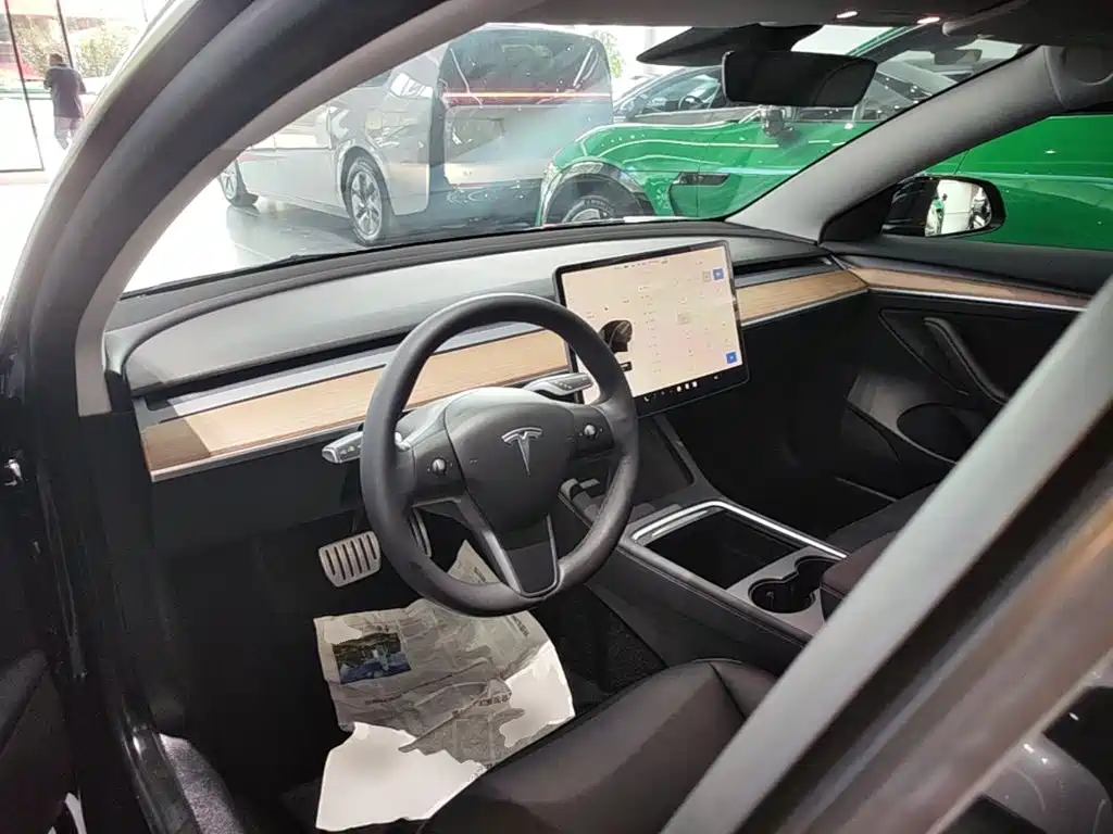 Tesla Model 3 — миниатюра 10