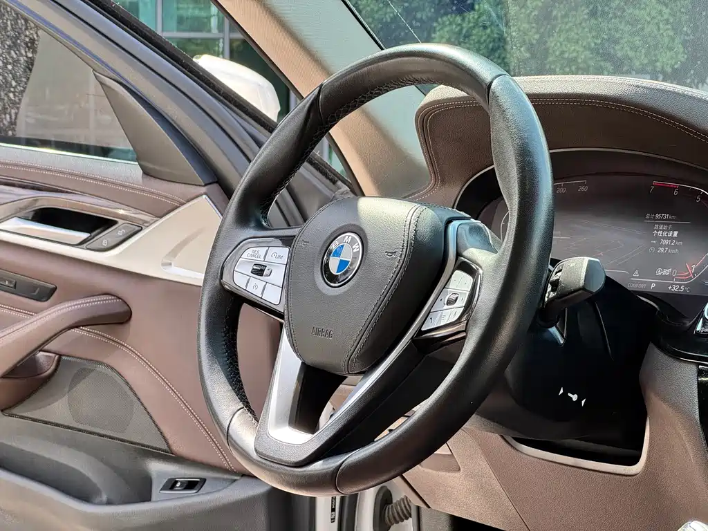 BMW 5 Series — миниатюра 14