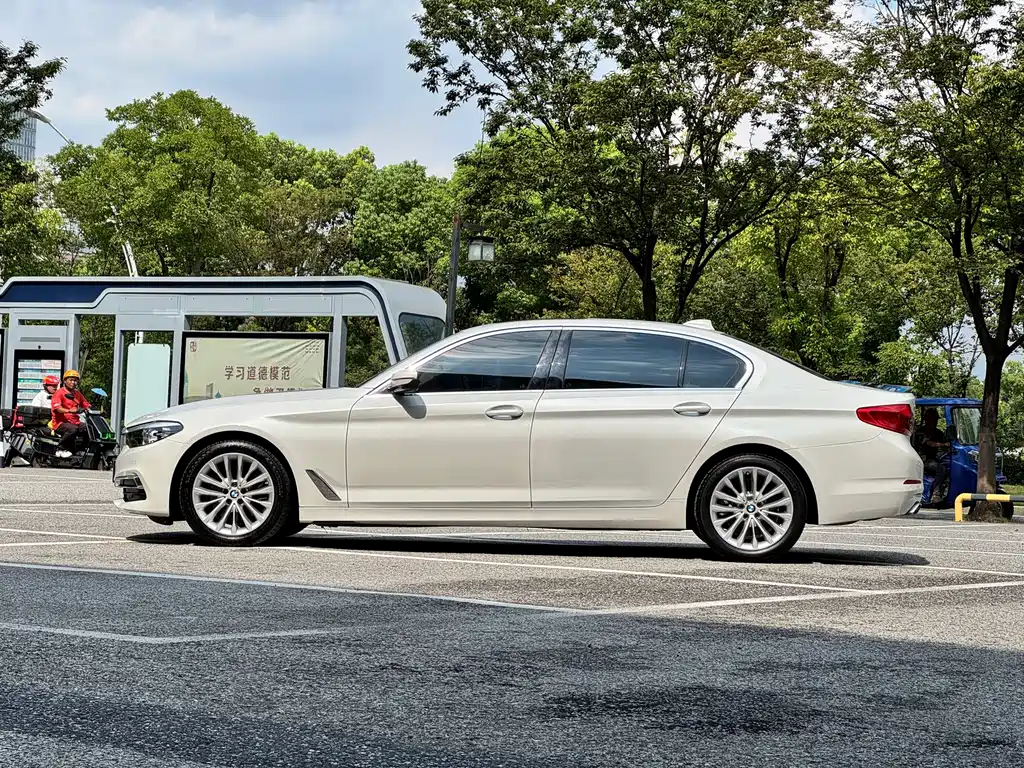 BMW 5 Series — миниатюра 7