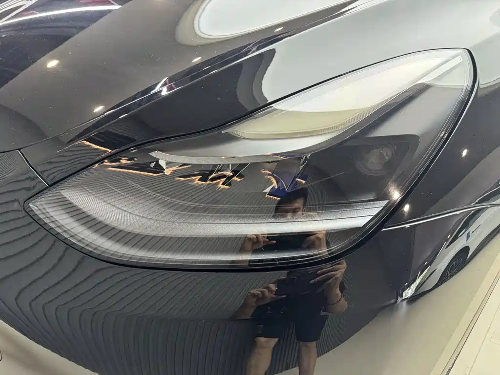 Tesla Model Y — миниатюра 6