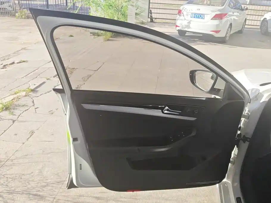 Volkswagen Sagitar — миниатюра 7