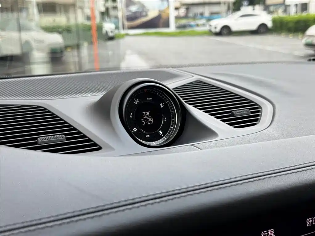 Porsche Cayenne — миниатюра 10