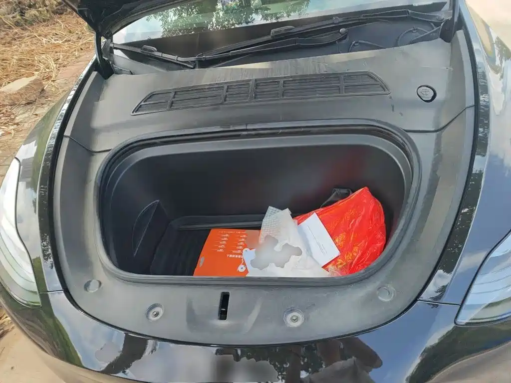 Tesla Model Y — миниатюра 16