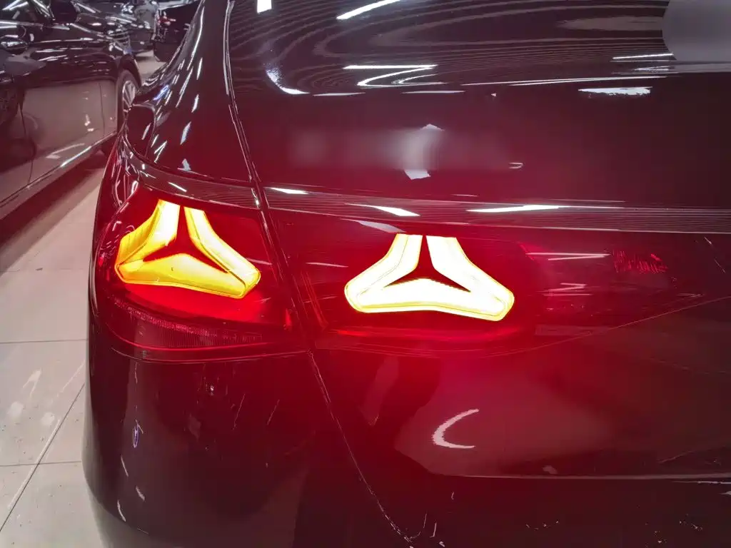 Mercedes-Benz E-Class — миниатюра 6