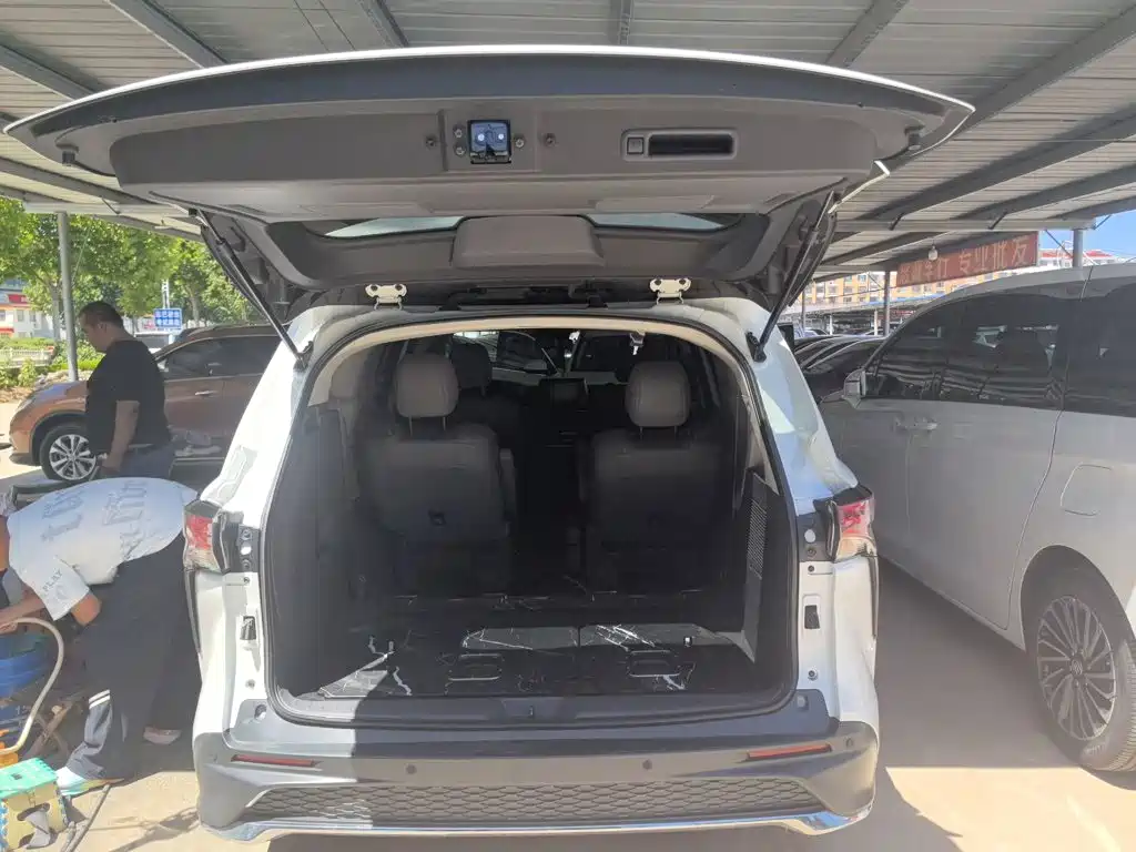 Toyota Granvia — миниатюра 14