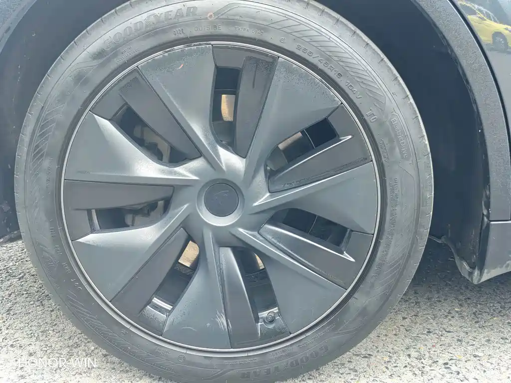 Tesla Model Y — миниатюра 13