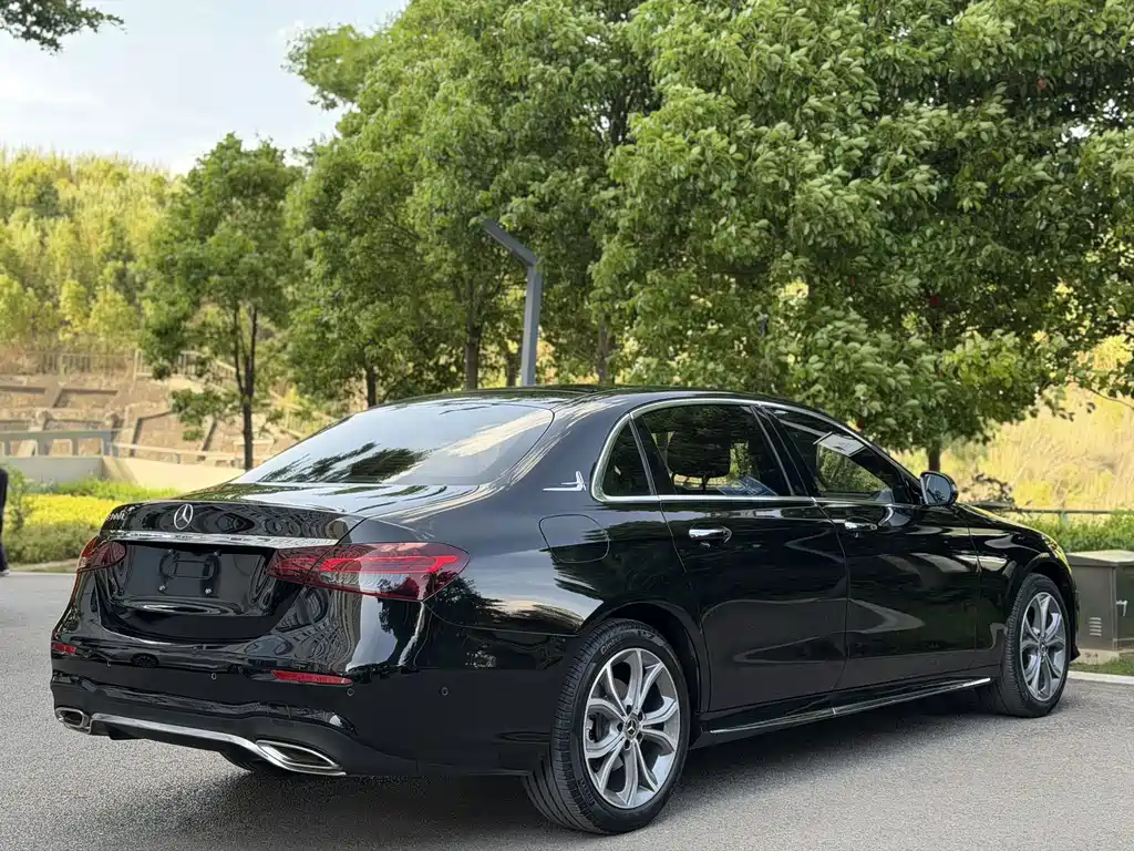 Mercedes-Benz E-Class — миниатюра 7
