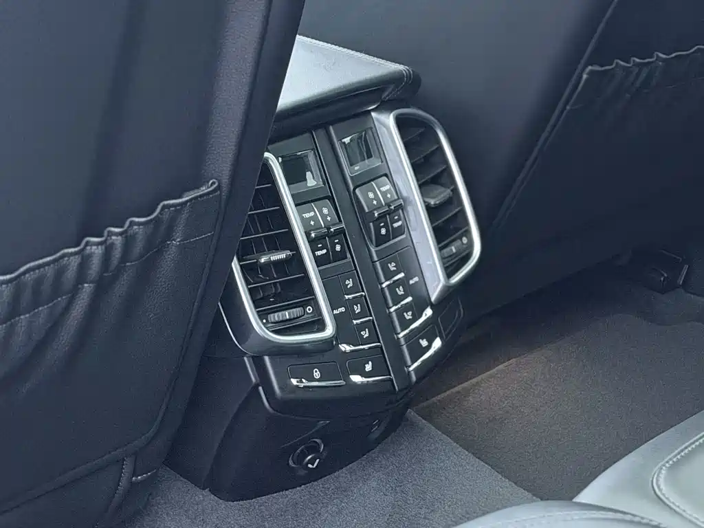 Porsche Cayenne — миниатюра 11